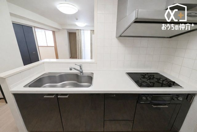 �L�b�`�� �����g���L�b�`�������炱���A�H���̏������y�������ԂɁA�Z�������ł��X���[�Y�ɖ��ʂȂ���Ƃł���A���������ȒP�ɂł���ȂǁA�������y��������L�b�`���X�y�[�X�ł��B