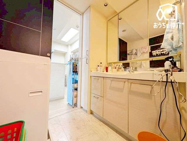 ���ʑ�E���ʏ� �`Wash room�`�傫�Ȑ��ʁ@�Ƒ��݂�Ȃ������g�����ʎ��B�Z�������ɂ͎g���₷�����ʂŁA�X�e�L�Ȉ���̃X�^�[�g������܂��傤�B