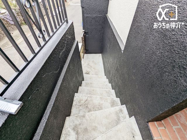 ���� ���֑O�̊K�i�̗l�q�ł��B