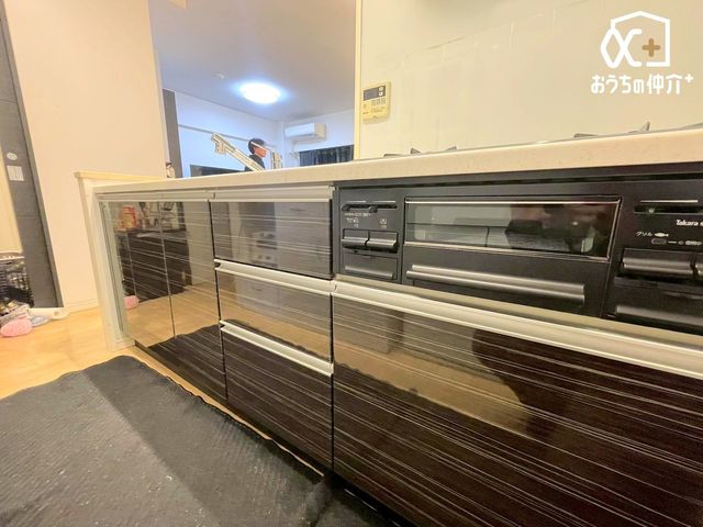 �L�b�`�� �`Kitchen�`�J�E���^�[�L�b�`���@���l�ڐ��̂�������ԁB�J�E���^�[�L�b�`���B�Ǝ������Ȃ�������q�l����ڂ𗣂��Ȃ��B���͂���l�l�ƒk�΂���B�J�E���^�[�L�b�`�������炱���\�ȓ���ł��B