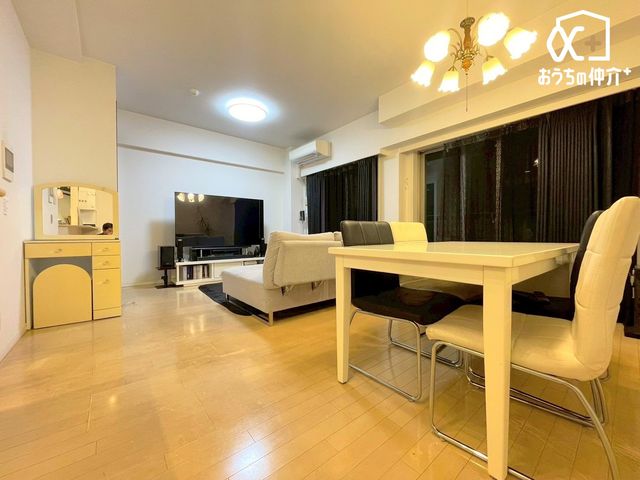 ���r���O �`Living�`�������������͋C��LDK�B�̂�т肭�낮�\�t�@��A���H�����y���ރ_�C�j���O�Z�b�g��u���Ă��������͂���܂���B