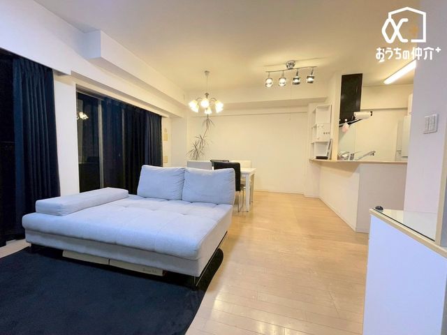 ���r���O �`Living�`�������������͋C��LDK�B�̂�т肭�낮�\�t�@��A���H�����y���ރ_�C�j���O�Z�b�g��u���Ă��������͂���܂���B