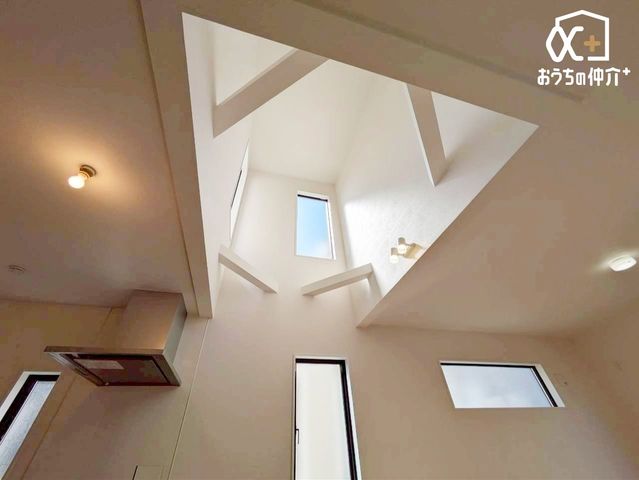 ���̑� ���r���O�㕔�̐����̗l�q�ł��B���邢�z�˂����������݁A�J����������܂��I