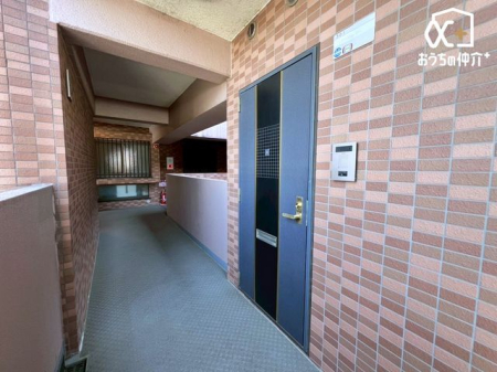 ���� �ق��̍����Ƃ͈Ⴍ�A���ɂȂ��Ă��邽�ߗׂ��C�ɂ��邱�Ƃ��Ȃ����K�ɉ߂����܂��B