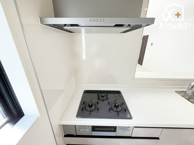 �L�b�`�� ������������O���R�����̗l�q�ł��B�u�߂�E�ύ��ޓ��̍�Ƃ������ɏo����R�����ł��B