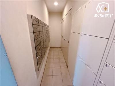 ���̑� �W���|�X�g�E��z�{�b�N�X�̗l�q�ł��B����̏ꍇ�ł����S���ĉו��̂��󂯎�肪�\�ȑ�z�{�b�N�X�ƁA�Y��Ɏ��������ꂽ�W���|�X�g�ł��B