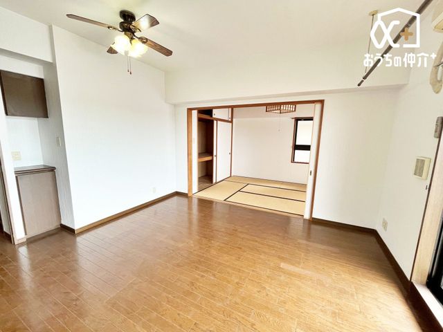 ���r���O �L�X�Ƃ����J�����̂��郊�r���O���[���͉Ƒ��̌e���̏�ɍœK�ł��B���[�X�y�[�X���[�����Ă���A�X�b�L���Ƃ�����炵�������܂��B