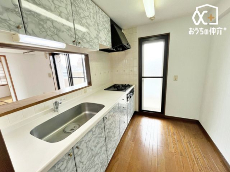 �L�b�`�� �����g���L�b�`�������炱���A�H���̏������y�������ԂɁA�Z�������ł��X���[�Y�ɖ��ʂȂ���Ƃł���A���������ȒP�ɂł���ȂǁA�������y��������L�b�`���X�y�[�X�ł��B