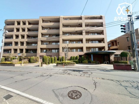 ���n�O�ώʐ^ �����r�ܐ��u���R���u�v�w�܂œk��6���B�s�S��ʋΌ��ɁA�L������̉������������ՐÂȏZ��X�ł��B