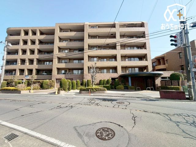 ���n�O�ώʐ^ �����r�ܐ��u���R���u�v�w�܂œk��6���B�s�S��ʋΌ��ɁA�L������̉������������ՐÂȏZ��X�ł��B