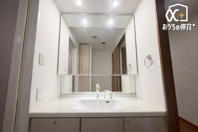 ���ʑ�E���ʏ� �������̂�����ʏ��́A�V���v���ł���Ȃ���@�\�I�ȃf�U�C���������B�L�߂̃X�y�[�X�Ǝ��[���[�����Ă���A�����̐g�x�x�₨����ꂪ�X���[�Y�ɍs���܂��B