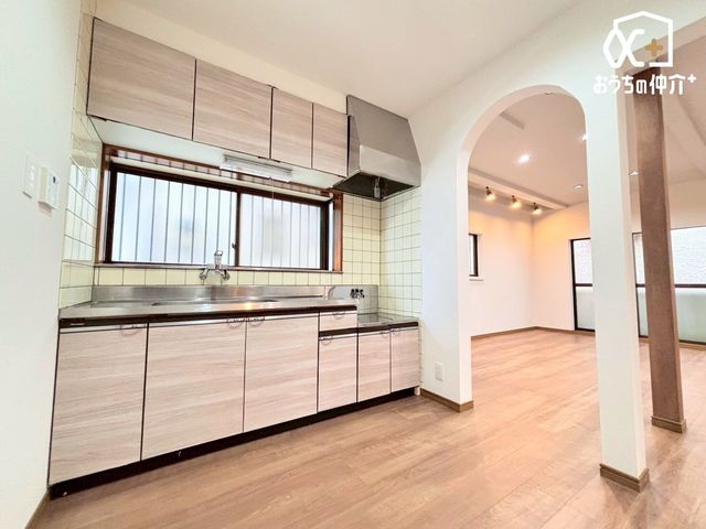 �L�b�`�� �`Kitchen�`�����g���L�b�`�������炱���A�H���̏������y�������ԂɁA�Z�������ł��X���[�Y�ɖ��ʂȂ���Ƃł���A���������ȒP�ɂł���ȂǁA�������y��������L�b�`���X�y�[�X�Ɏd�グ�܂����B