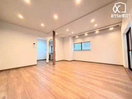 ���r���O �`Living�`�㎿�Ȏ��Ԃ���ޕ�炵�̃��C���X�e�[�W�B�����Ƃ��Ƒ��Ƃ̃R�~���j�P�[�V��������ދ��S�n�̂悢�ꏊ�B���R�Ƃ݂�Ȃ��W�܂�ꏊ�B