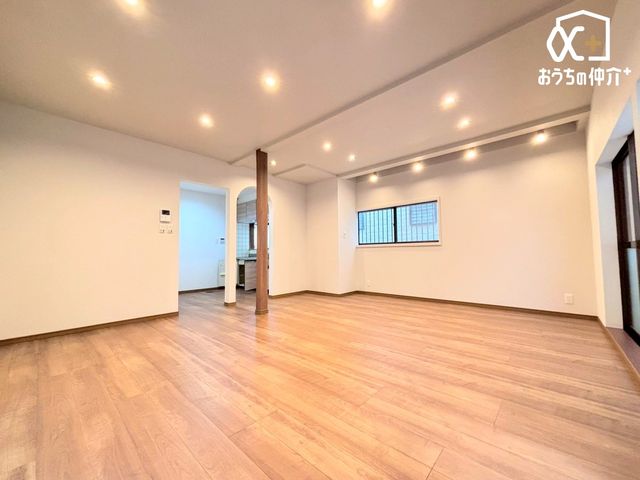 ���r���O �`Living�`�㎿�Ȏ��Ԃ���ޕ�炵�̃��C���X�e�[�W�B�����Ƃ��Ƒ��Ƃ̃R�~���j�P�[�V��������ދ��S�n�̂悢�ꏊ�B���R�Ƃ݂�Ȃ��W�܂�ꏊ�B