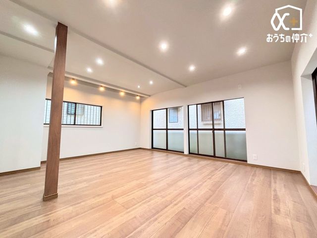 ���r���O �`Living�`�㎿�Ȏ��Ԃ���ޕ�炵�̃��C���X�e�[�W�B�����Ƃ��Ƒ��Ƃ̃R�~���j�P�[�V��������ދ��S�n�̂悢�ꏊ�B���R�Ƃ݂�Ȃ��W�܂�ꏊ�B