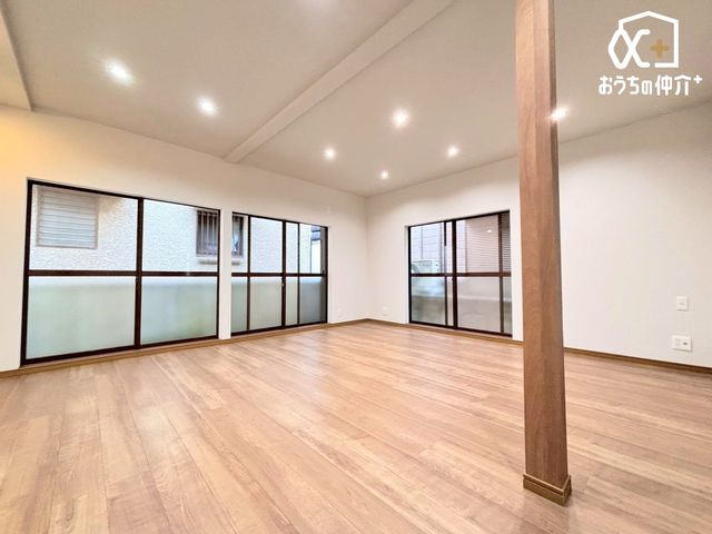 ���r���O �`Living�`�㎿�Ȏ��Ԃ���ޕ�炵�̃��C���X�e�[�W�B�����Ƃ��Ƒ��Ƃ̃R�~���j�P�[�V��������ދ��S�n�̂悢�ꏊ�B���R�Ƃ݂�Ȃ��W�܂�ꏊ�B