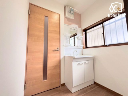 ���ʑ�E���ʏ� �`Wash room�`���̍Q�����������ԑтł��]�T�������Ďx�x�ł���L���p�E�_�[���[���B���������[���L�x�Ȃ̂Ō����ڂ��X�b�L���Ɛ������ڂł��܂��B