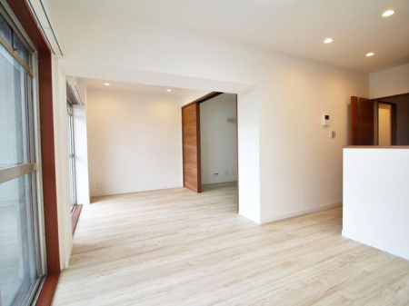 ���r���O ������̑傫�ȑ����炽���Ղ�z�����������ޖ��邢���r���O�B�Ƒ��c���⃊���b�N�X�^�C���ɍœK�ȊJ�������ӂ���Ԃł��B