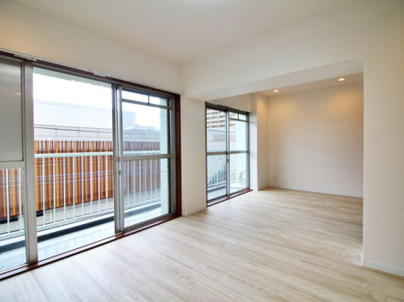 ���r���O �傫�ȑ����炽���Ղ�z�����������ޖ��邢���r���O�B�Ƒ��c���⃊���b�N�X�^�C���ɍœK�ȊJ�������ӂ���Ԃł��B