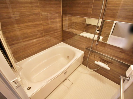 ���� �o�X���[���Ń����b�N�X�o�X�^�C���B�o�X�^�u�ɂ����Ċ����Ȃ���S�Ƒ̂����t���b�V���B����̔�������Ă���鐴�����̂���o�X���[���B