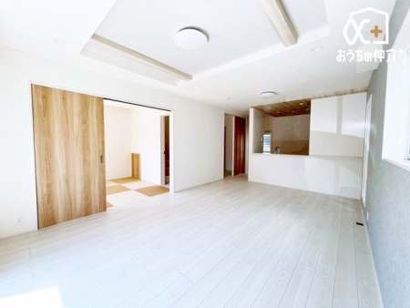 ���r���O ���R�ɉƑ��̏W�܂郊�r���O��ԁB�������Ƃ������Ԃ��A�Ƒ��ꏏ�ɉ߂����鎞�Ԃ𑝂₹�����Ȗ��邭�L�X�Ƃ�����Ԃł��B