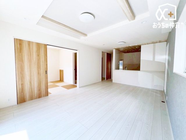 ���r���O ���R�ɉƑ��̏W�܂郊�r���O��ԁB�������Ƃ������Ԃ��A�Ƒ��ꏏ�ɉ߂����鎞�Ԃ𑝂₹�����Ȗ��邭�L�X�Ƃ�����Ԃł��B