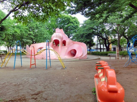 ���ӊ� �c���s������ �k��10���B�����ɂ���^�R�̌`���������ׂ�䂪�l�C���ĂсA�ʏ̃^�R�����̖��Őe���܂�Ă��܂��B�@�܂��A�Ċ��ɂ͗����W���u�W���u�r�Ȃǂ��q�������̊i�D�̗V�я�ł��B 730m