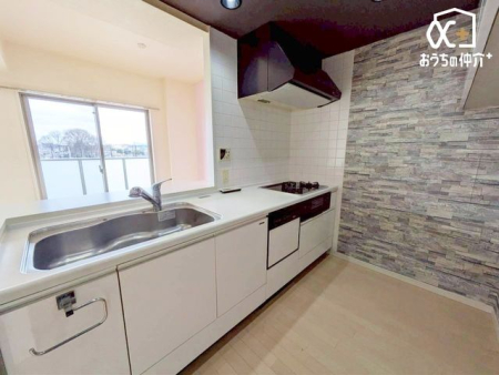 �L�b�`�� �`Kitchen�`�����g���L�b�`�������炱���A�H���̏������y�������ԂɁA�Z�������ł��X���[�Y�ɖ��ʂȂ���Ƃł���A���������ȒP�ɂł���ȂǁA�������y��������L�b�`���X�y�[�X�Ɏd�グ�܂����B