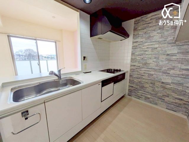 �L�b�`�� �`Kitchen�`�����g���L�b�`�������炱���A�H���̏������y�������ԂɁA�Z�������ł��X���[�Y�ɖ��ʂȂ���Ƃł���A���������ȒP�ɂł���ȂǁA�������y��������L�b�`���X�y�[�X�Ɏd�グ�܂����B