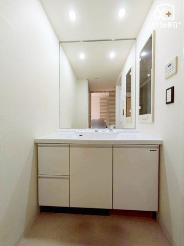 ���ʑ�E���ʏ� �`Wash room�`���̍Q�����������ԑтł��]�T�������Ďx�x�ł���L���p�E�_�[���[���B���������[���L�x�Ȃ̂Ō����ڂ��X�b�L���Ɛ������ڂł��܂��B