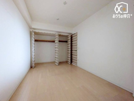 �Q�� �傫�ȃN���[�b�g�̂���Q���ł��B��R�̗m���Ȃǂ����[�ł��܂��B