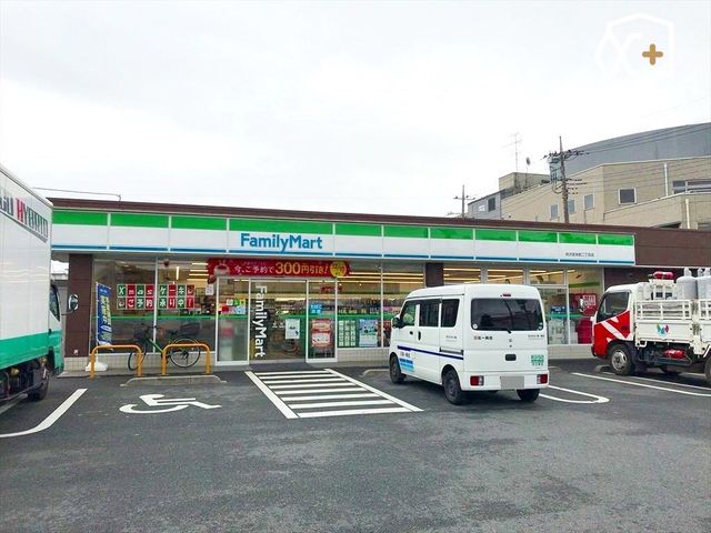 ���ӊ� �t�@�~���[�}�[�g����{�{���񒚖ړX �k��3���B24���ԉc�ƂȂ̂ŁA�}�Ȃ��������ɂ��֗��ł��B���H����y�����p�i��̔����Ă���܂��B���ԏ�G�L 170m