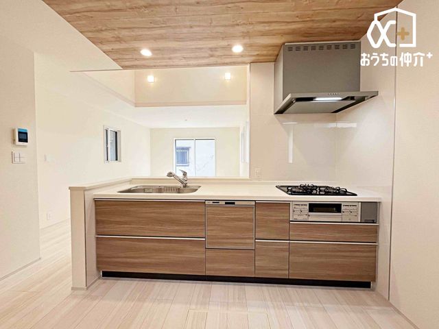 �L�b�`�� �J�E���^�[�t���L�b�`���ŁA���������^�ԁA�Еt���邪�X���[�Y�ɍs���܂��B