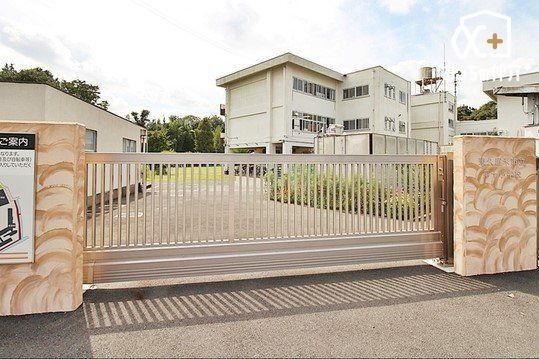 ���ӊ� ���v���Ďs����\���w�Z �k��11���B�������F320�l(2022�N�x) ���ڐ쉈���Ɉʒu����A���R������������ł��B 860m