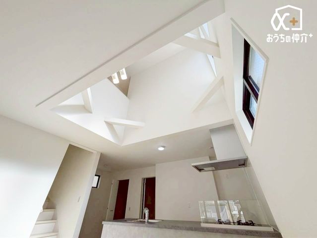 ���̑� ���r���O�㕔�̐����̗l�q�ł��B���邢�z�˂����������݁A�J����������܂��I