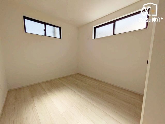 �q������ 2�ʍ̌��̖��邢�m���B���C�A�ʋC�ɂ��D��Ă��܂��B