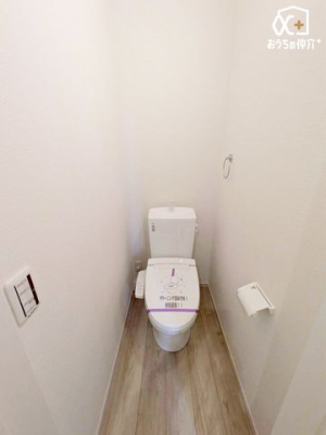 �g�C�� 2�K�g�C���̗l�q�ł��B1�K��2�K�ɂ��ꂼ�ꂲ�����܂��̂ŁA���̎��ԑтɂ����ݍ������ƂȂ����K�ɂ��g�����������܂��B