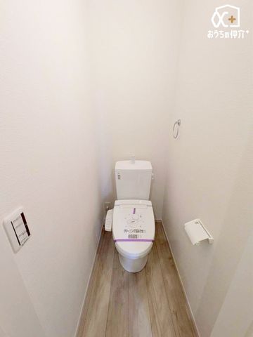 �g�C�� 2�K�g�C���̗l�q�ł��B1�K��2�K�ɂ��ꂼ�ꂲ�����܂��̂ŁA���̎��ԑтɂ����ݍ������ƂȂ����K�ɂ��g�����������܂��B