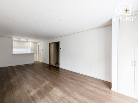 ���r���O ���r���O�̗l�q�ł��B �������Ƃ������r���O�́A�e�[�u����\�t�@��u���Ă��]�T�̂��郊�r���O�ł��B