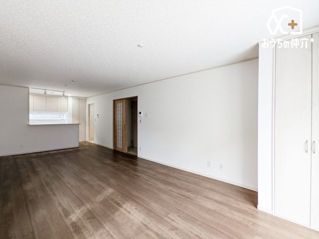 ���r���O ���r���O�̗l�q�ł��B �������Ƃ������r���O�́A�e�[�u����\�t�@��u���Ă��]�T�̂��郊�r���O�ł��B