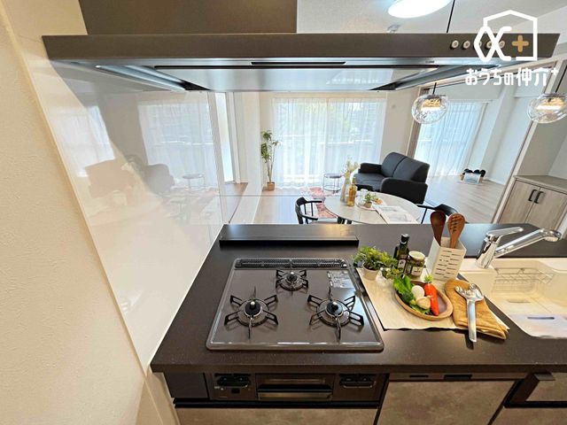 �L�b�`�� ������������O���R�����̗l�q�ł��B�u�߂�E�ύ��ޓ��̍�Ƃ������ɏo����R�����ł��B