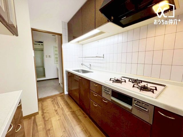 �L�b�`�� �i�V�X�e���L�b�`���j�V���N��R�����A���[�Ȃǂ���̂ɂȂ��Ă���f�U�C�����̍����L�b�`���B�ݔ����܂߂Ďg��������l���Đ݌v����Ă��邽�߁A�T�C�Y��f�U�C���ɓ��ꊴ������A����Ă��|�������₷���̂������B