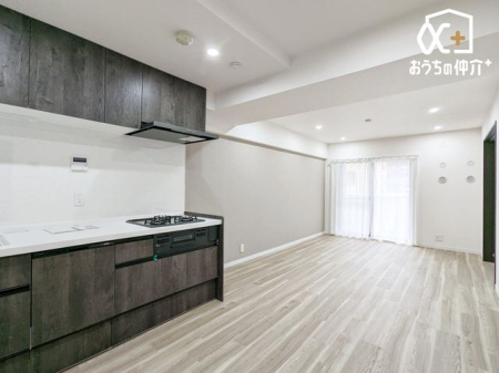 ���r���O ���r���O�̗l�q�ł��B�Ƒ������R�ƏW�܂��Ԃ̃��r���O�́A�o���R�j�[������g�����z�˂����������ރ��r���O�ł��B