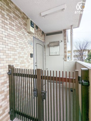 ���� �O���猩�����ւ܂��̗l�q�ł��B�ˌ��Ċ��o�̃|�[�`�t���B���񌻒n�ɑ����^��ł��������������������B