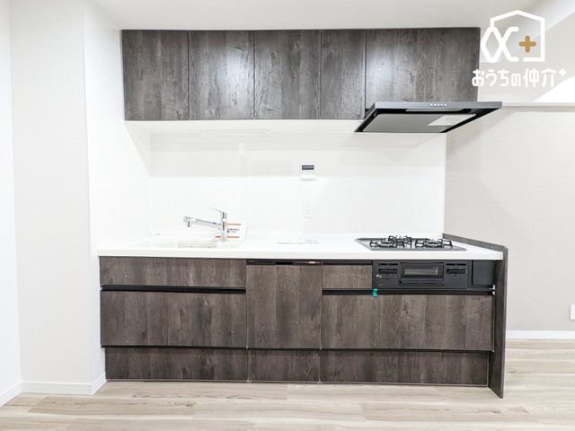 �L�b�`�� ��ƂɏW���ł���Ǖt���L�b�`���B�܂��A�ڂ̑O�ɕǂ����邱�Ƃɂ���ĉ���̔�юU��Ȃǂ��C�ɂ����ɍ�Ƃ��ł���Ƃ��������b�g������܂��B