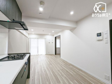 ���r���O ���Ƒ������R�ƏW�܂郊�r���O�̗l�q�ł��B ���C�ɓ���̃\�t�@�[��e�[�u����u���Ă��C�ɓ���̋�ԂɁB