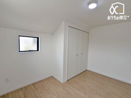 �q������ �q�������ɃI�X�X����5.2���m���̗l�q�B�傫�߂̃N���[�[�b�g���t���Ă��邽�߁A���q�l�̕׋�����E�ߗޓ����֗��Ɏ��[�\�ł��B