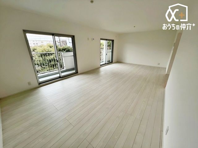 ���r���O ���R�ɉƑ��̏W�܂郊�r���O��ԁB�������Ƃ������Ԃ��A�Ƒ��ꏏ�ɉ߂����鎞�Ԃ𑝂₹�����Ȗ��邭�L�X�Ƃ�����Ԃł��B