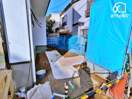  ���ԏ�ɂ�EV�ԑΉ��̃R���Z���g��ݒu�B������œd�C�����Ԃ̏[�d���\�Ȃ��߁A�O�o��ł̏[�d�̎�Ԃ����点�܂��B���ꂩ��EV�Ԃ��������̕��ɂ��������߂̐ݔ��ł��B