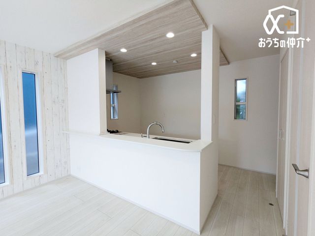 �L�b�`�� ��^�̗①�ɂ�A���[��u���Ă��������g����L�b�`���ɂȂ��Ă���܂��B�����͂��q�l�ƈꏏ�ɂ������̂����Ԃ����L���邱�Ƃ��\�ł��B�L�X�L�b�`���͉Ƃ̒��S�I�Ƒ��̉�b�������ƒe�݂܂��ˁI